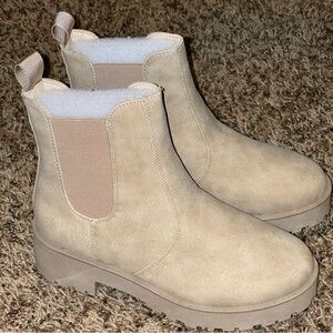 MUSSHOE Chelsea Chunky Heel Hiking Boots Women’s US Size 6 Platform Boots NEW